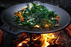 Matlagning över öppen eld utomhus %